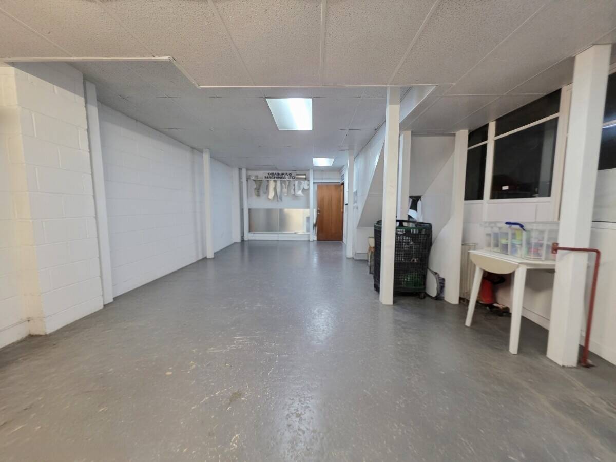 Light Industrial Unit Approximately 2,313 Sq Ft Available in Wickford Essex Photo 3