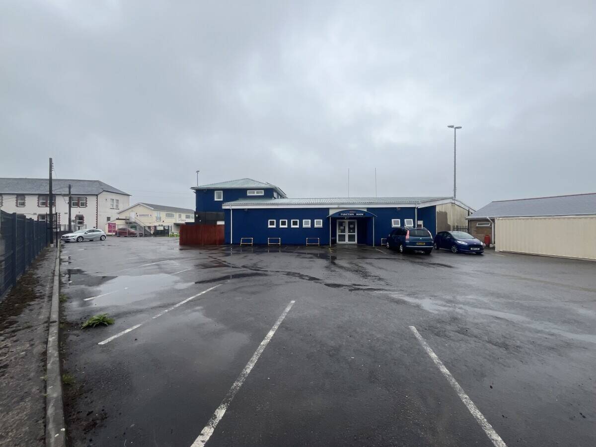 Freehold and Leasehold Bar & Diner, Owner’s Accommodation In Gorseinon For Sale Photo 3