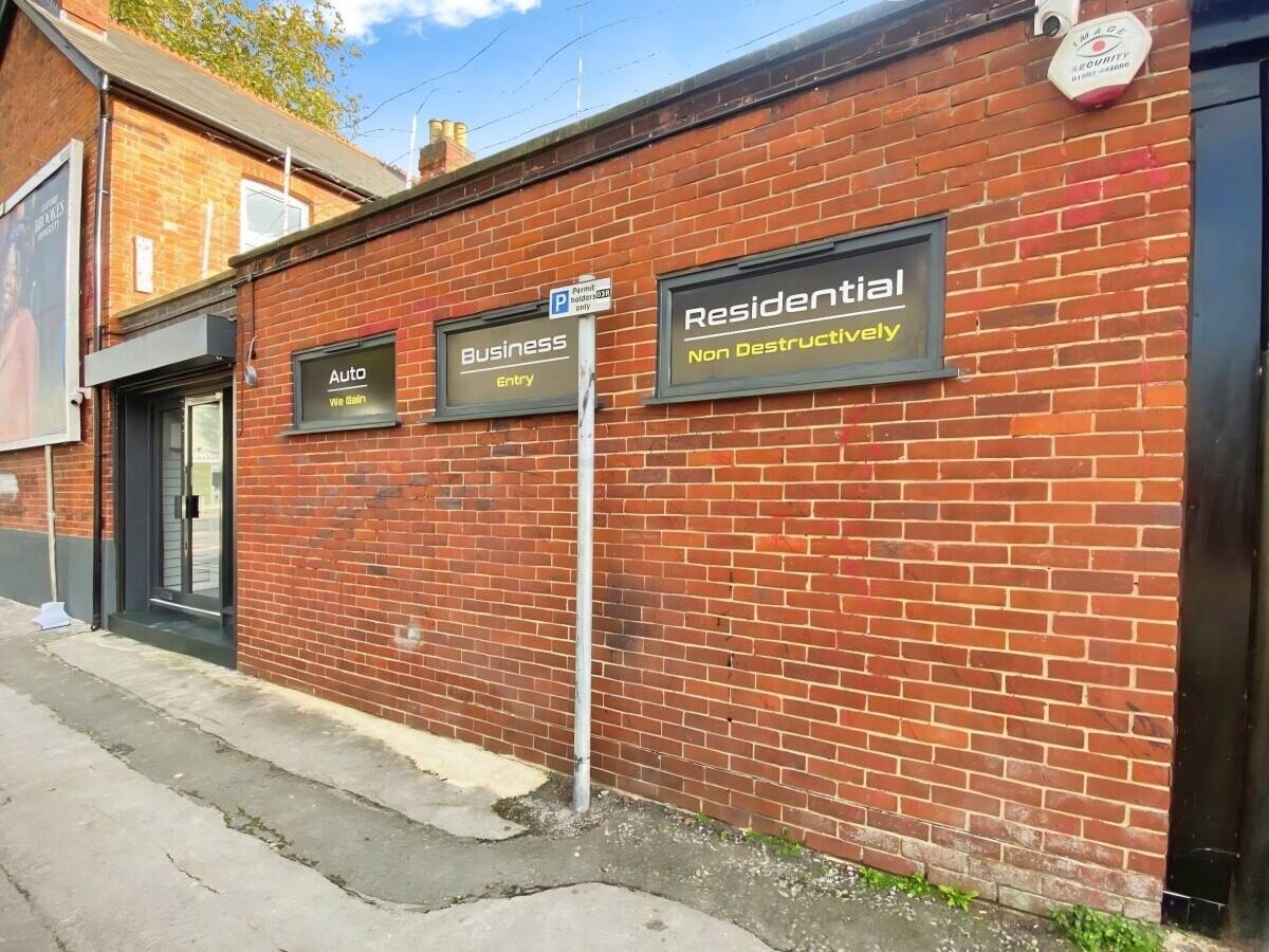 Self-contained E-Class premises of approx. 270 sq.ft (25m²) off busy Caversham Road, Reading Photo 3