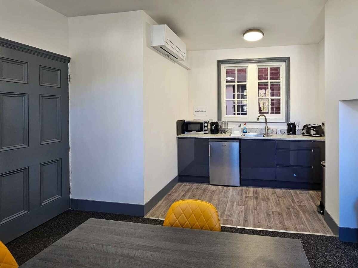 Serviced offices for sale in St Marychurch, Torquay, Devon with flexible terms and amenities Photo 3