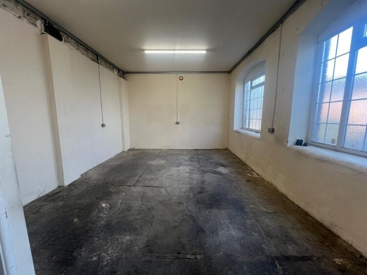 A ground floor workshop/store of approximately 760 ft² / 71m² with wc. the unit benefits from double doors and windows to the front. a furth Photo 3