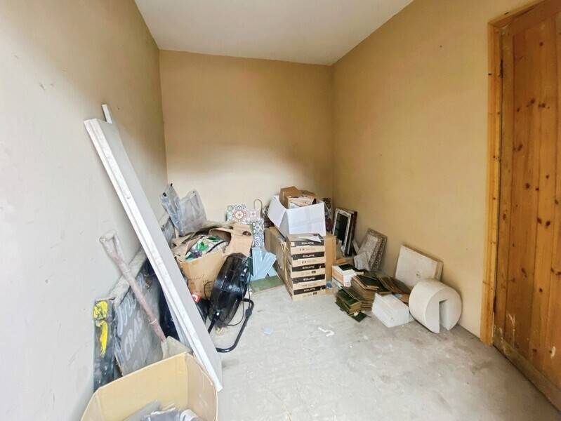 Mixed investment property for sale in Westcliff on Sea Essex with refurbishment potential Photo 3