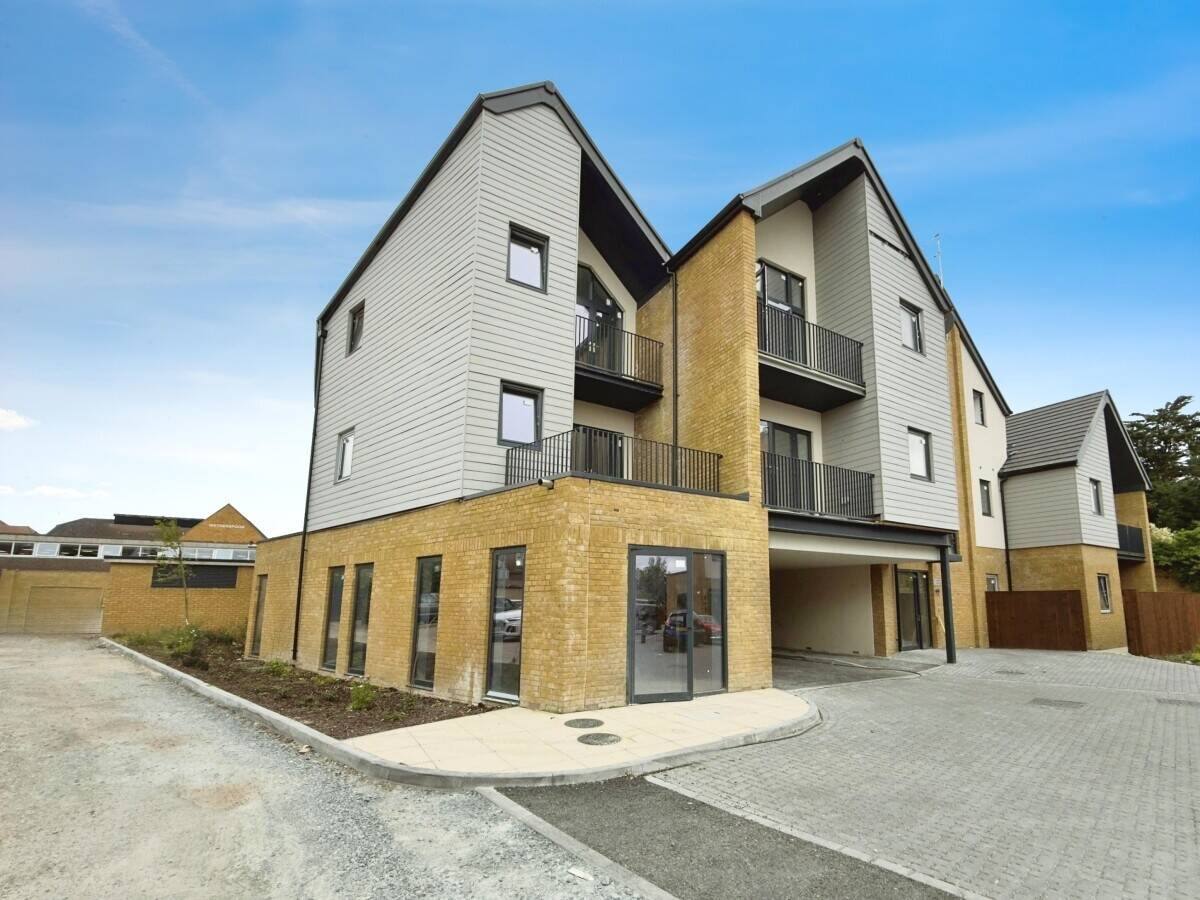 Ground-floor commercial unit for sale in Rayleigh with versatile space and parking availability. Photo 3