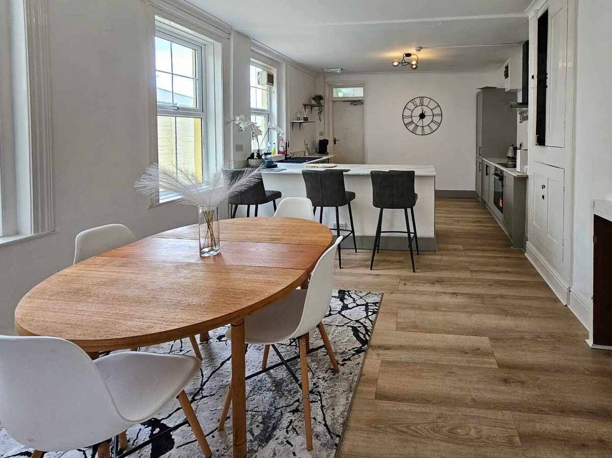 Modern 8-Bedroom Property for Sale in Torquay Devon with Ample Living Space and Garden Photo 3