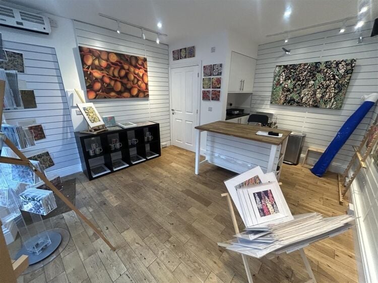 A well presented shop of approximately 220 sq ft, the property is situated in a very prominent and central location on passage street, it is approxima Photo 3
