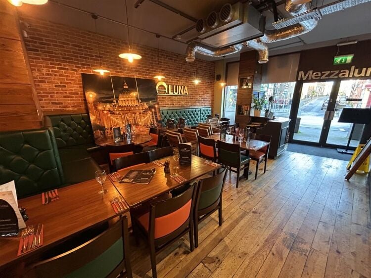 Well-presented restaurant for sale in Bristol with indoor and outdoor seating options available Photo 3
