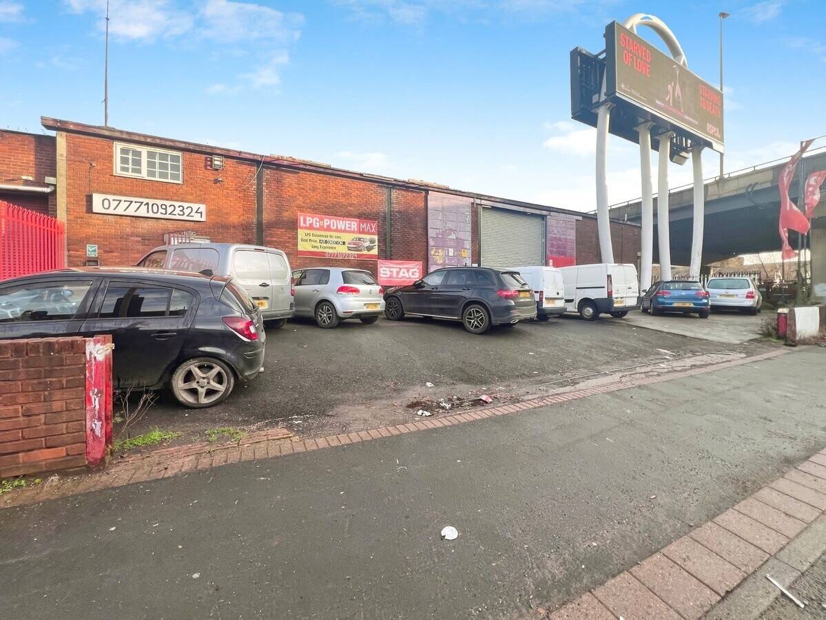 Garage Workshop Available in West Bromwich with Two Ramps and Immediate Access Photo 3