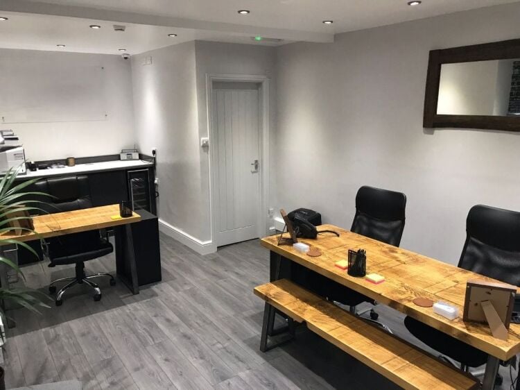 Empty commercial shop for lease in North London near stadium and supermarket Photo 3