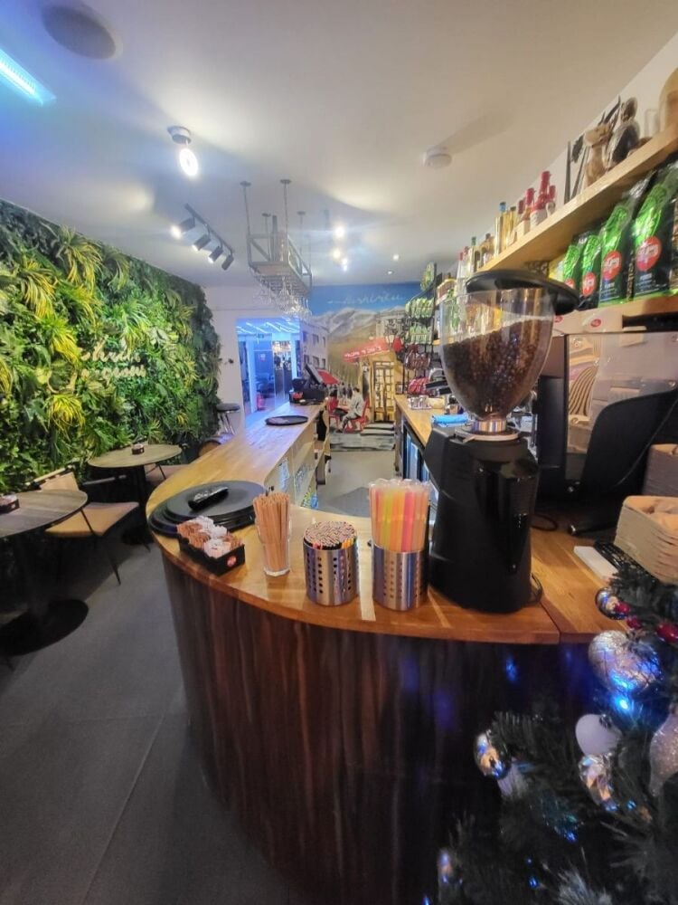 Bar, Café & Restaurant Lounge for Sale in North London with Retirement Sale Opportunity Photo 3