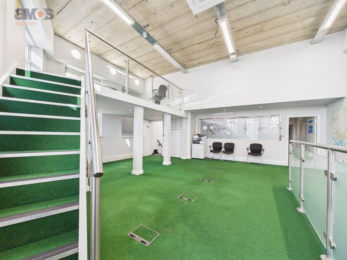 Mixed-use building for sale in Hadleigh Essex with three residential units and a commercial space. Photo 3