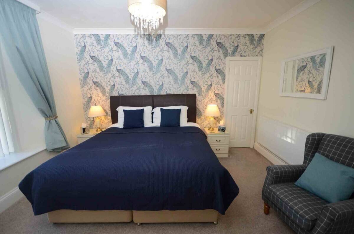 Guest House for Sale in Prime Torquay Devon with 5 Letting Rooms and Owner's Annex Photo 3