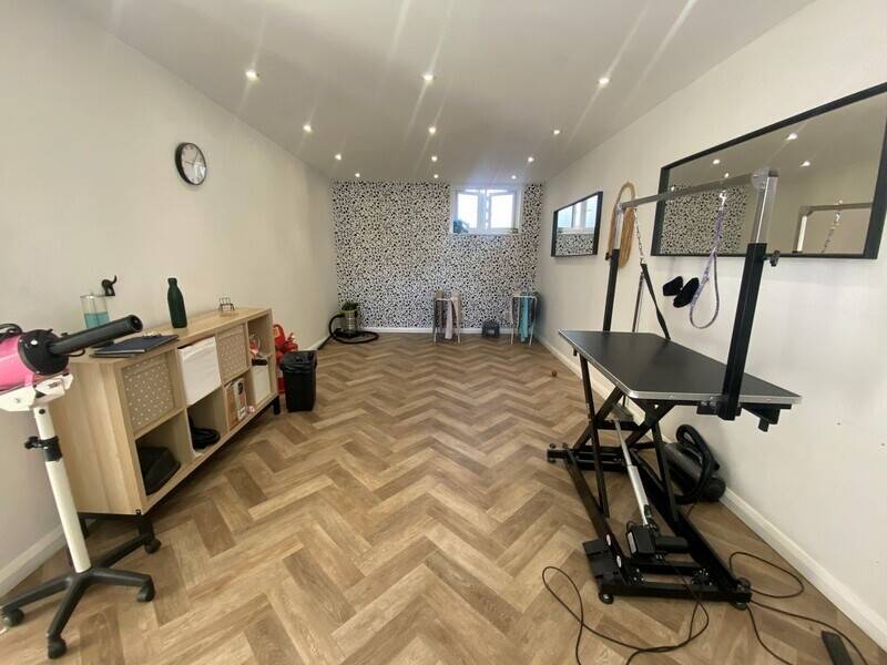 Retail shop investment opportunity in Leigh on Sea Essex with reliable tenant on 5-year lease Photo 3