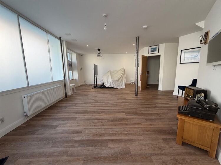 Versatile 1,400 ft² studio space for sale in Bristol with gym and garden amenities Photo 3