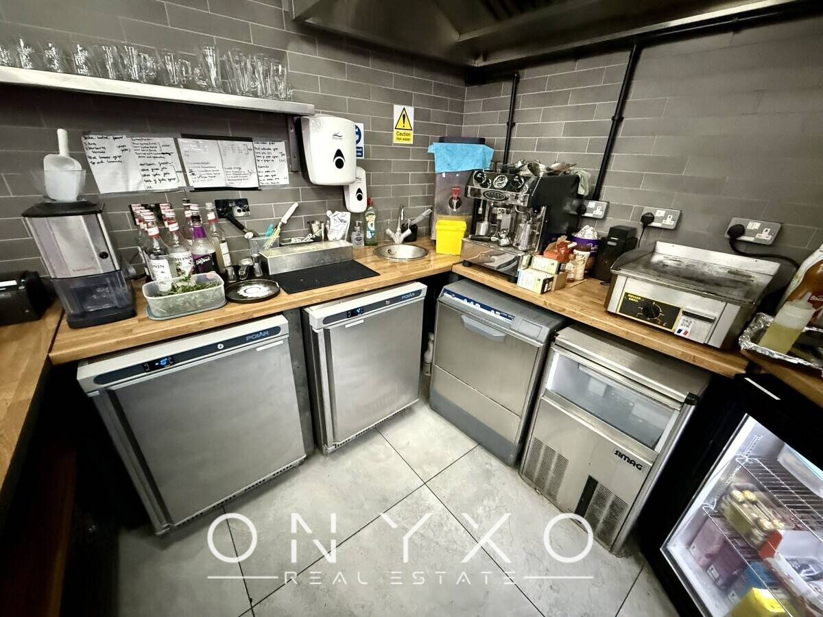 Fully Fitted Restaurant & Shisha Lounge with Late Night License TOLET In Bedfordshire Photo 4