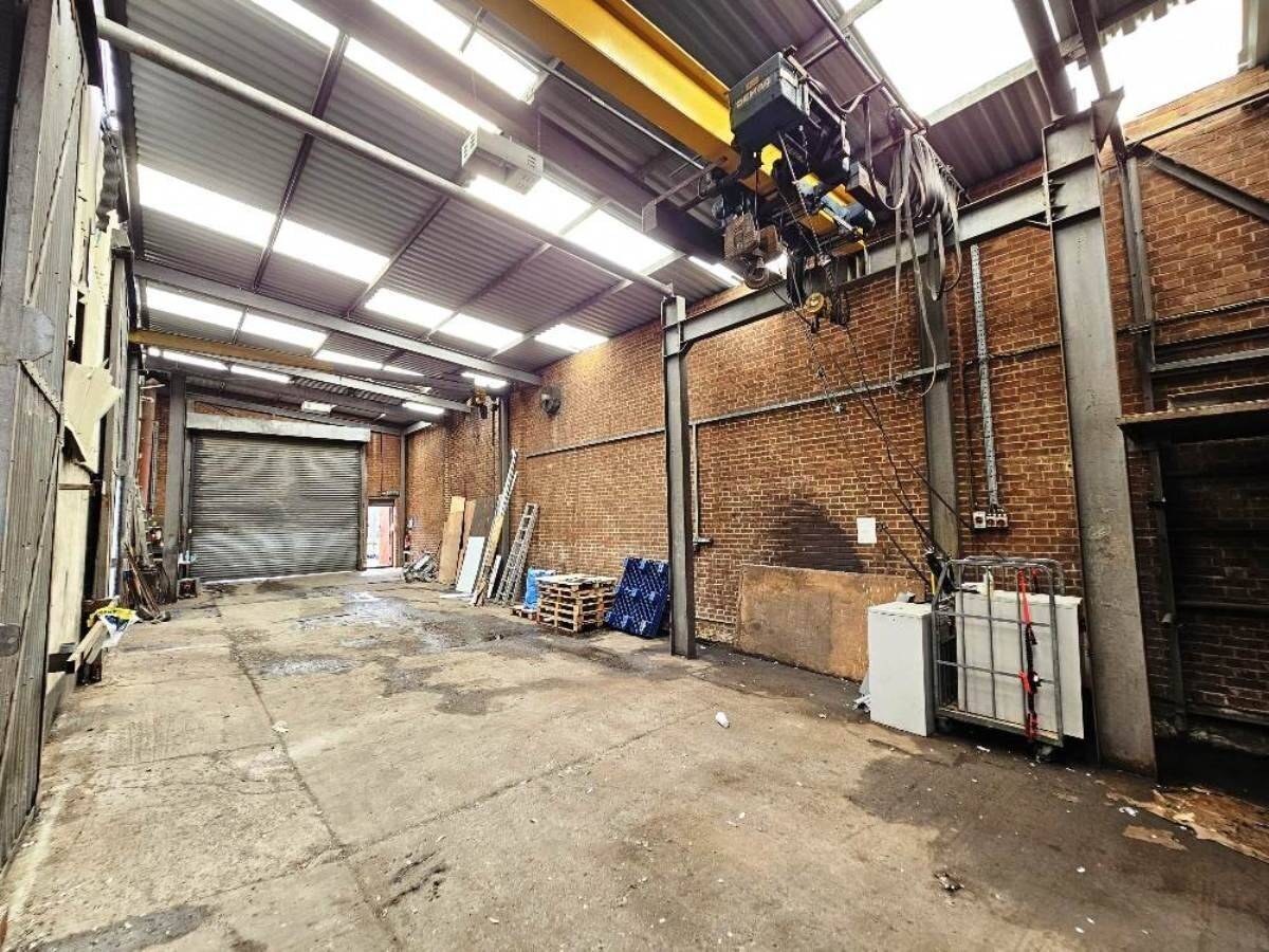 Freehold 16,000 sq. ft. industrial premises with crane in South East Essex complex Photo 3