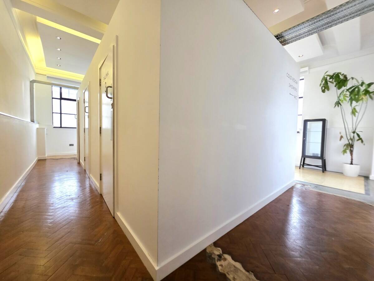 RETAIL SHOP - APPROX 1,833 SQ. FT. Photo 3
