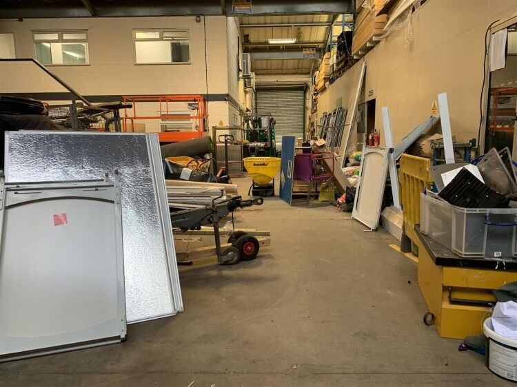 Industrial unit for sale in Bristol with warehouse space, offices, and convenient access to routes Photo 3