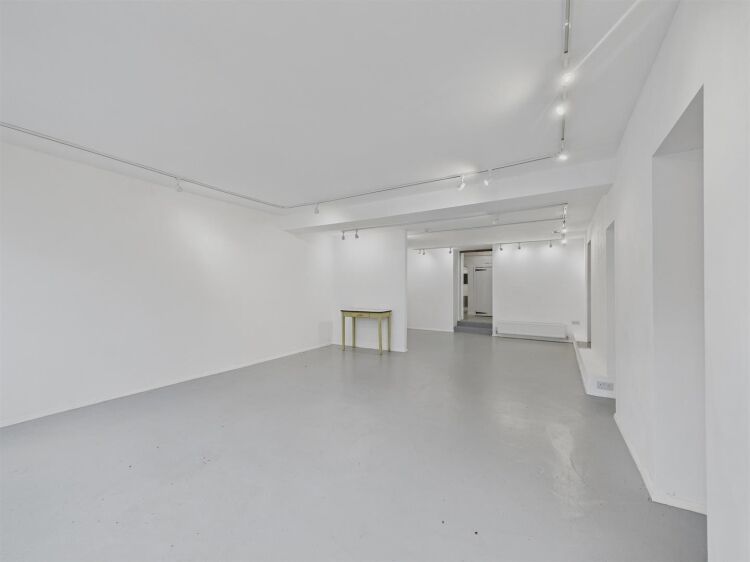 Vacant ground floor shop office studio in Bristol on Cheltenham Road with modern amenities Photo 3
