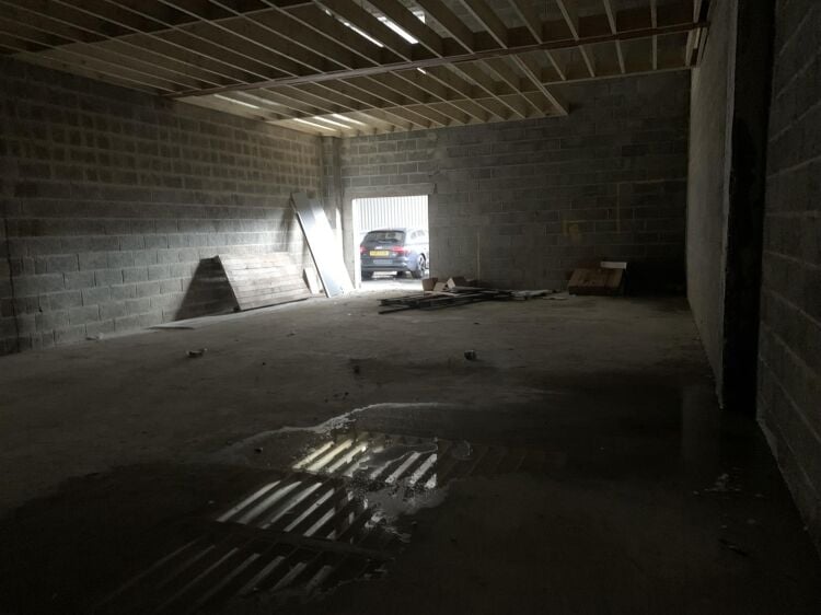 Industrial and retail units for sale in central Bristol with ample parking and modern amenities Photo 3