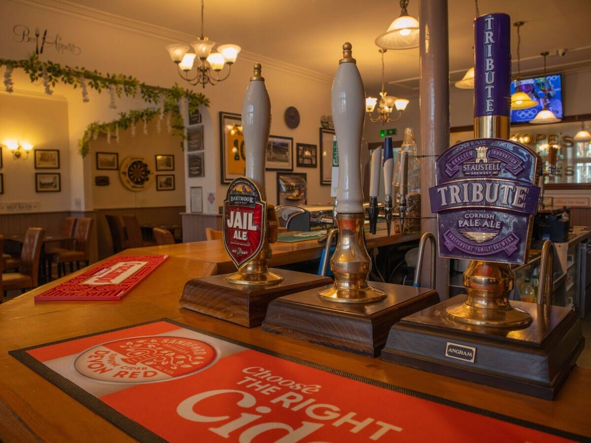 Refurbished Freehouse with Letting Rooms in Holsworthy Devon Market Square Photo 3