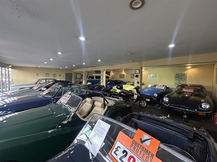 A ground floor former car showroom extending to approximately 1,826 sq ft. the property features a large, highly prominent frontage and benefits from Photo 3