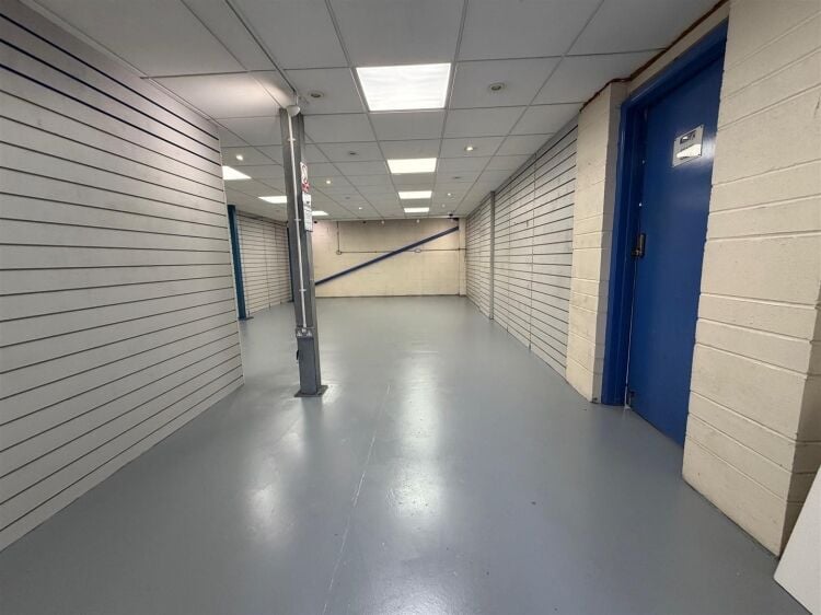 Ground floor workshop/showroom with offices for sale in Bristol, 2,676 ft² with parking available Photo 3