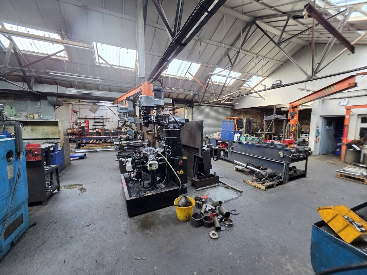 Industrial unit for sale in Rochford Essex with office space and transport access Photo 3