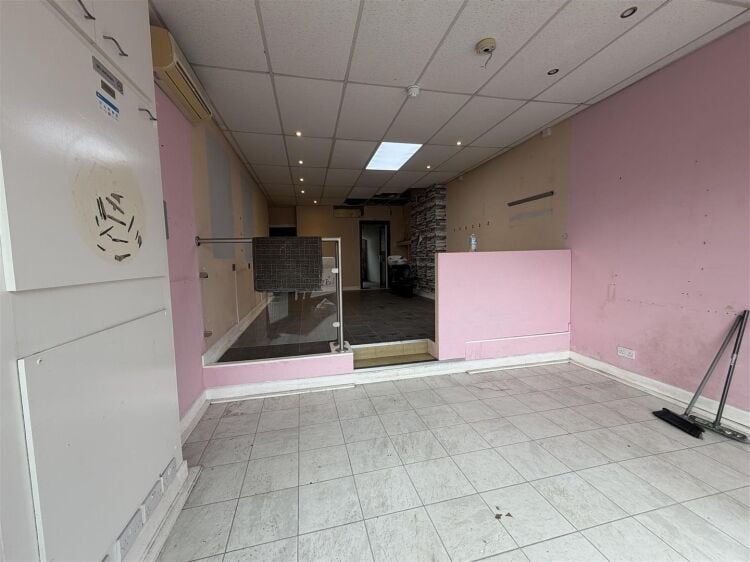 Mixed-use property in Bristol with vacant retail unit and 3-bedroom maisonette above Photo 3