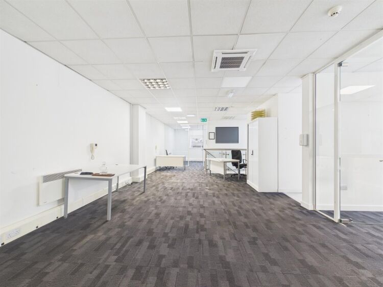 Modern second-floor office space for sale in Bristol, approximately 1,800 ft² with air conditioning Photo 3