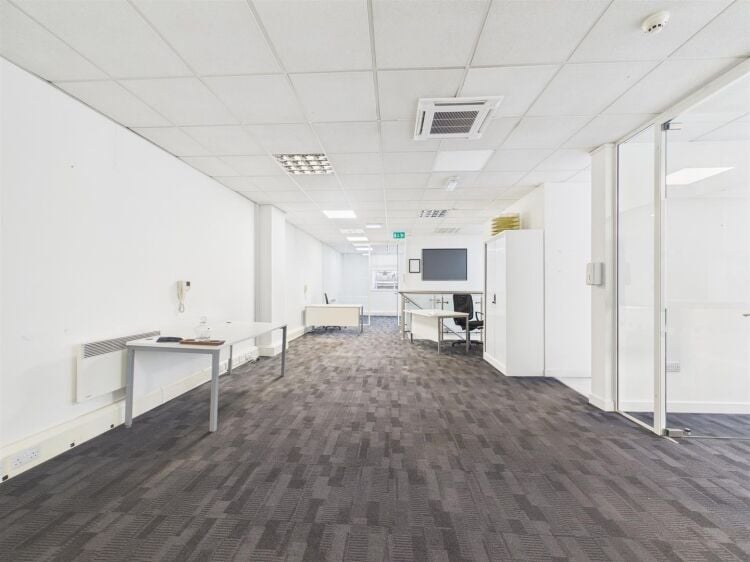 Modern second-floor office space for sale in Bristol, approximately 1,800 ft² with air conditioning Photo 3