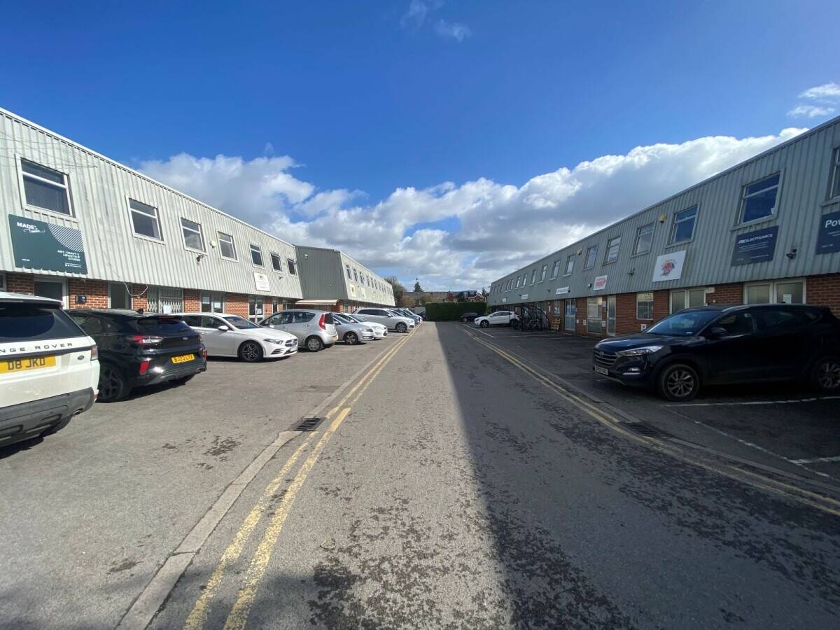 Office and Light Industrial Space for Sale in Caversham, Reading, Berkshire, 2,200 sq ft Photo 3