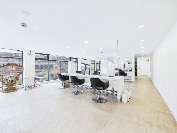 A spacious commercial unit situated in an enviable location on bristol's harbourside within easy reach of bristol city centre. Photo 3