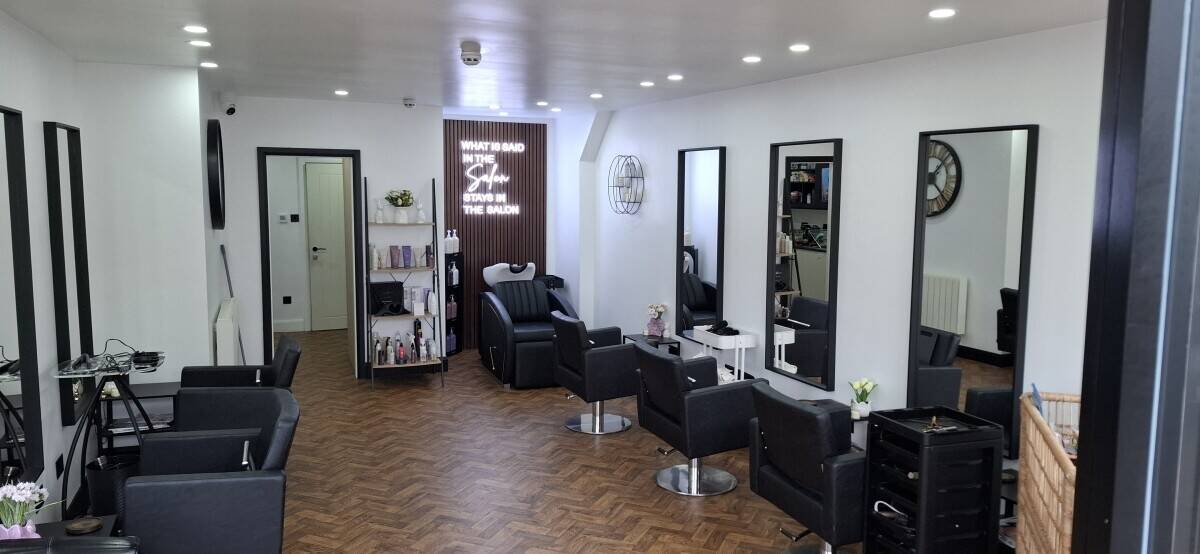 Mixed retail investment property in Harrogate North Yorkshire with hair salon and flat Photo 3