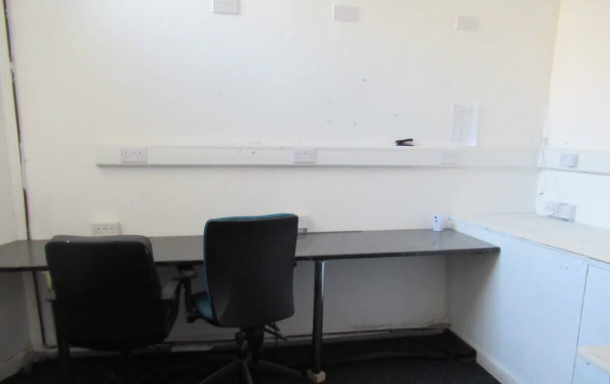GROUND FLOOR SHOP TO LET IN BLACKBURN Photo 3