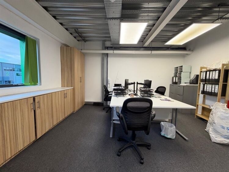 Well-presented warehouse unit with office space for sale in Bristol, 6,677 ft² in a modern park. Photo 3