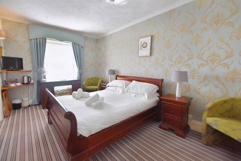 10 Bedroom Bed & Breakfast in Pembroke, Pembrokeshire with En Suite Rooms and Ample Parking Photo 3