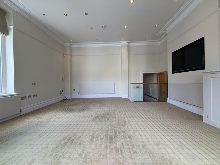 Bright 270 sq ft office space in Bristol with natural light and shared kitchen access Photo 3