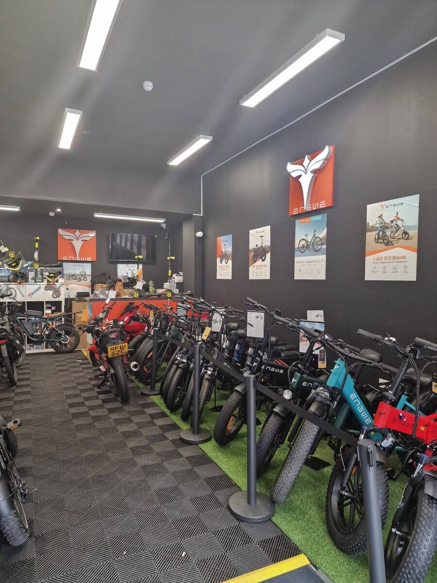 Retail Shop for Sale in Prime Golders Green High Street, City of London, Approx. 1,800 sq ft Photo 3