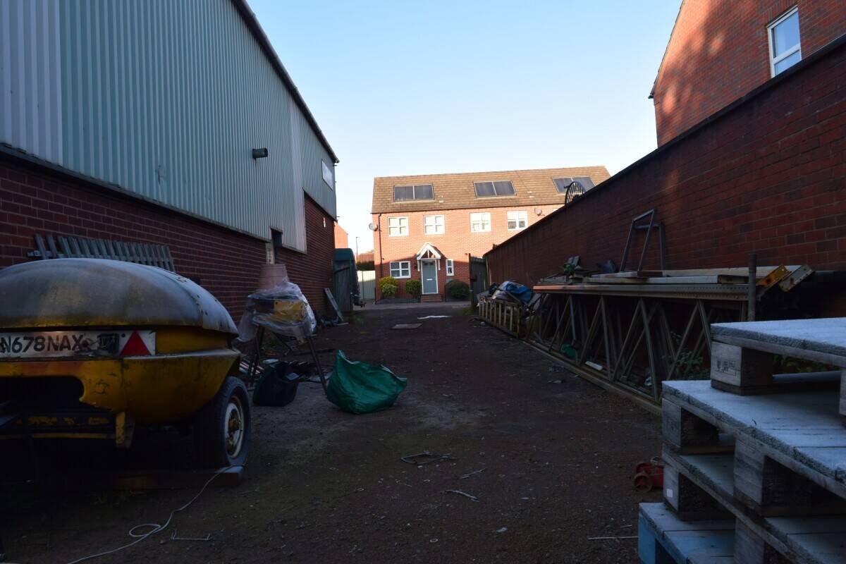 Factory unit with crane for sale in Bilston West Midlands offering 3,000 sq ft of space Photo 4