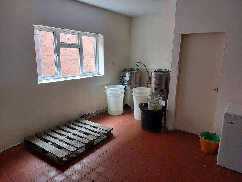 Freehold takeaway and retail property available in York North Yorkshire with development potential Photo 4
