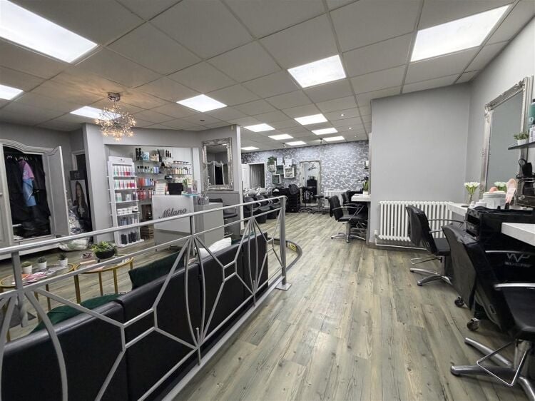 Fully fitted hair salon for sale in Bristol on Two Mile Hill Road, 600 sq ft with parking. Photo 3