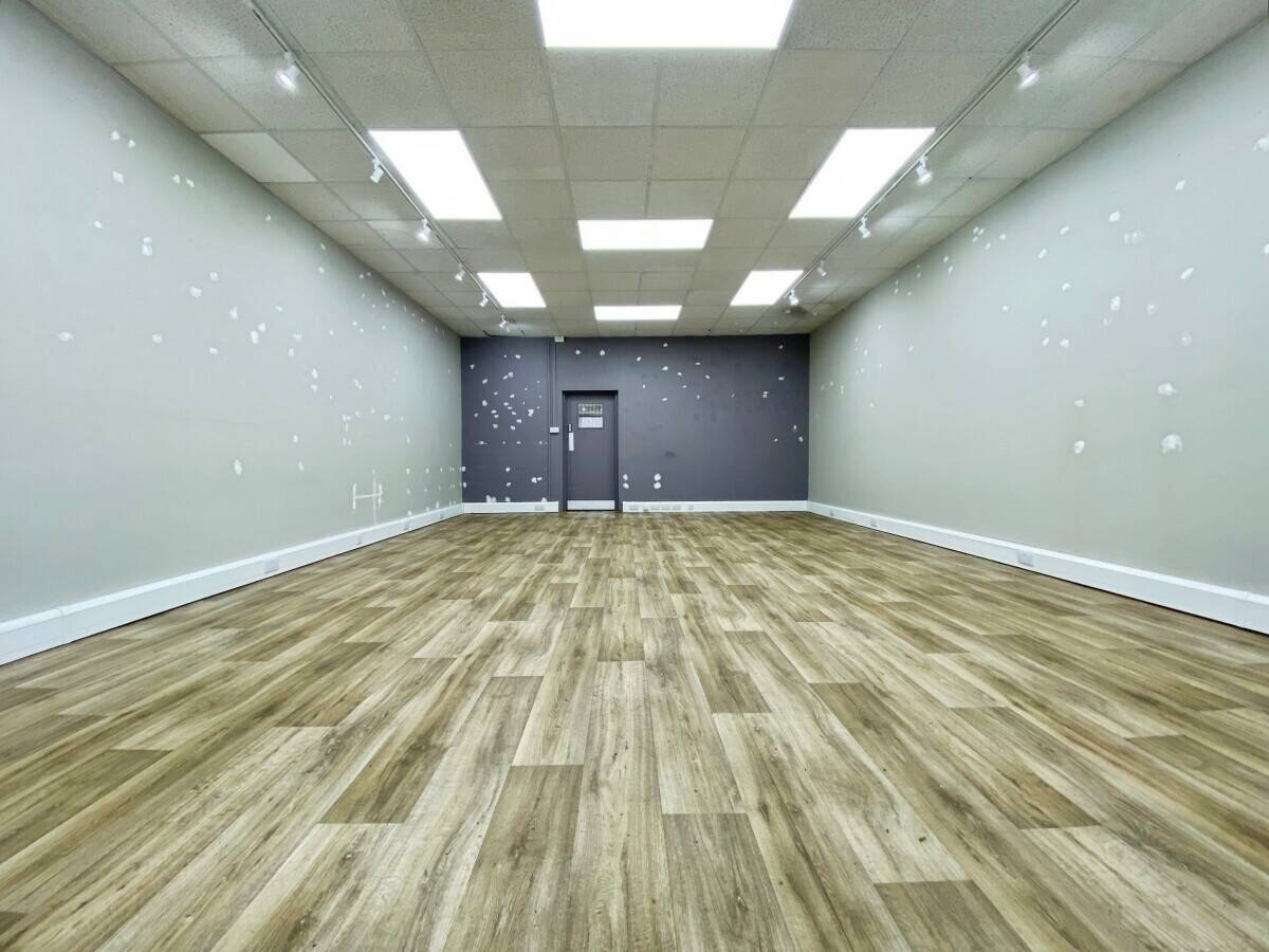 Prominent Retail / Commercial Premises To Let Adjacent to Busy Post Office – Strong Passing Footfall Photo 4