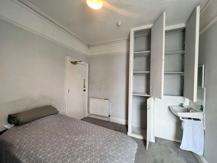 Prominent HMO in Bournemouth with 8 letting rooms and garden near key amenities Photo 3