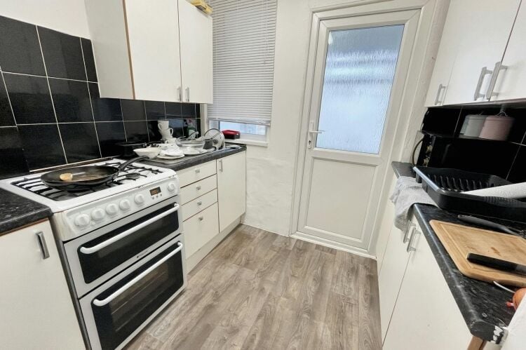 Three 2 Bedroom Apartments for Sale in Bournemouth Dorset with Garden and Nearby Amenities Photo 3