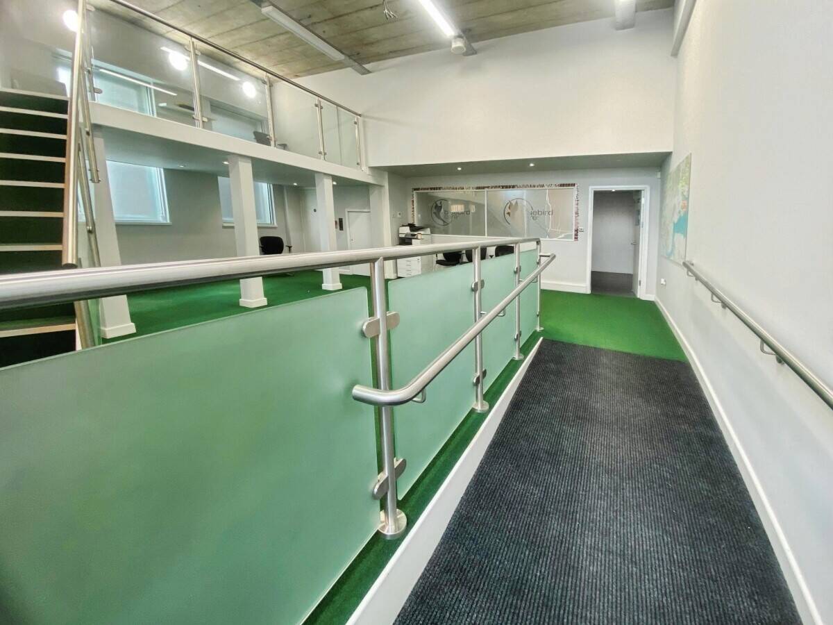 Mixed-use investment property in Benfleet Essex with commercial unit and residential flats Photo 3