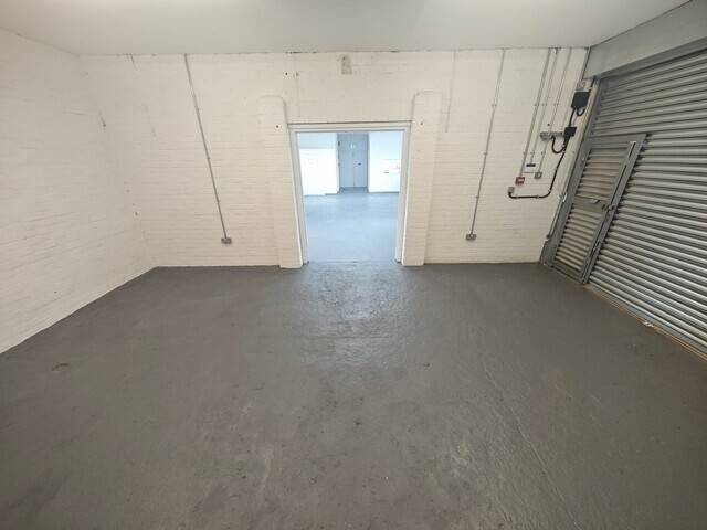 INDUSTRIAL UNIT WITH PARKING Approx. 1150 SQ. FT. £16,200 PA – LEASEHOLD - HADLEIGH Ref V0139E Photo 3