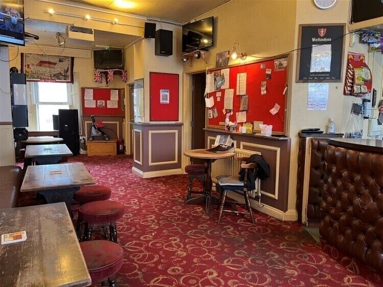 Prime Freehold Public House in Torquay Ready for Instant Exchange Photo 3