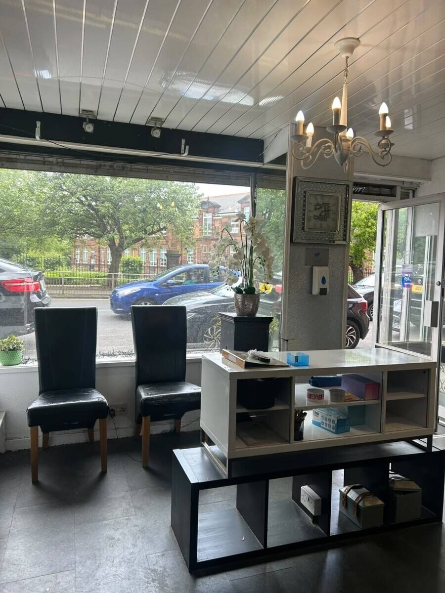 Freehold Commercial Property in Cathcart Glasgow Formerly Used as a Hair Salon for Sale Photo 3