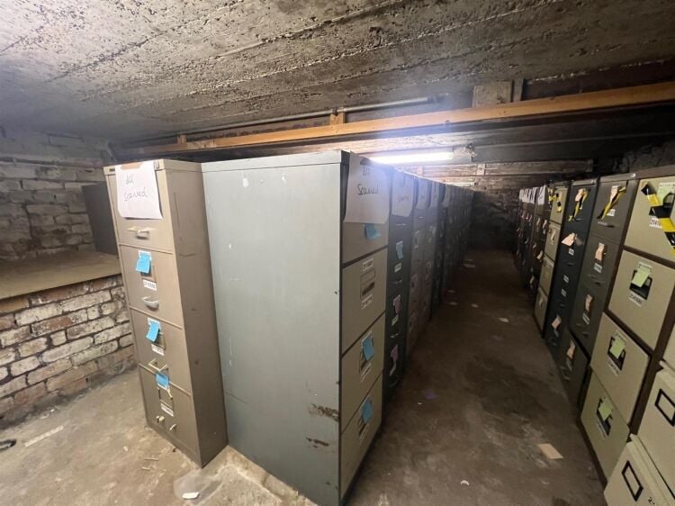 A well presented ground floor shop/office of approx. 700 ft² including toilet and kitchen facilities, situated in a highly desirable and prominen Photo 3