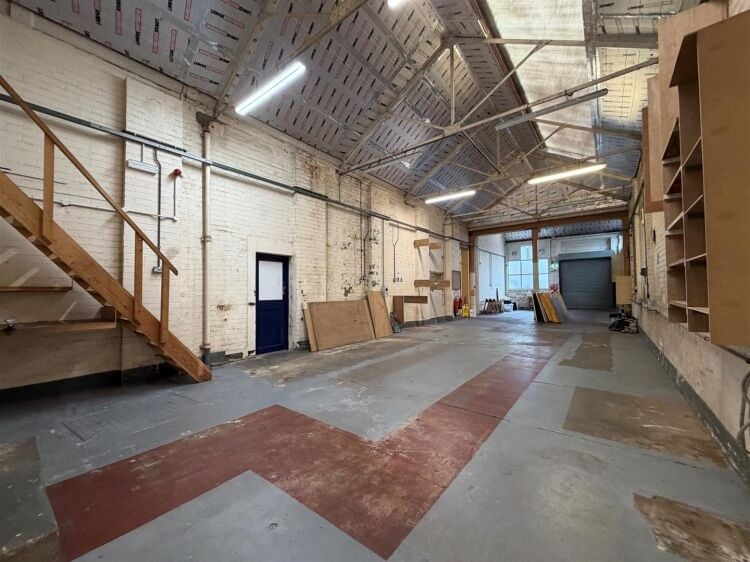 Double Fronted Industrial Unit for Sale in Bristol with Yard and Parking Facilities Photo 3